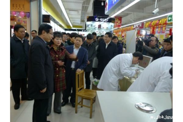 **食药总局局长毕井泉与工作人员交谈